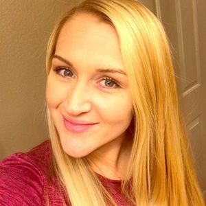 Meet your Posher, Larissa